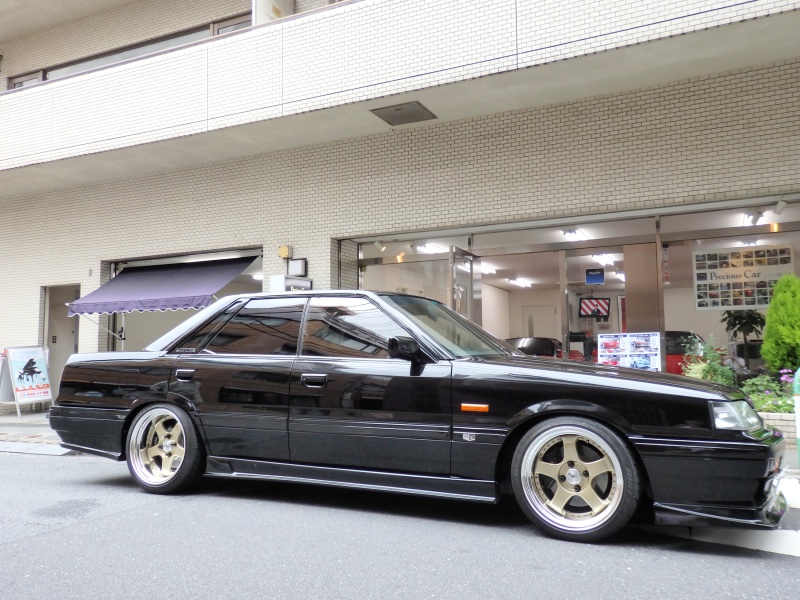 【中古品・現状渡し・当時物】 R31 スカイライン GTパサージュ 赤内装用ドリンクホルダー付き ひじ掛け （ コンソールボックス 後付け） 中古品・現状渡し・当時物 R31 スカイライン GTパサージュ 赤内装用